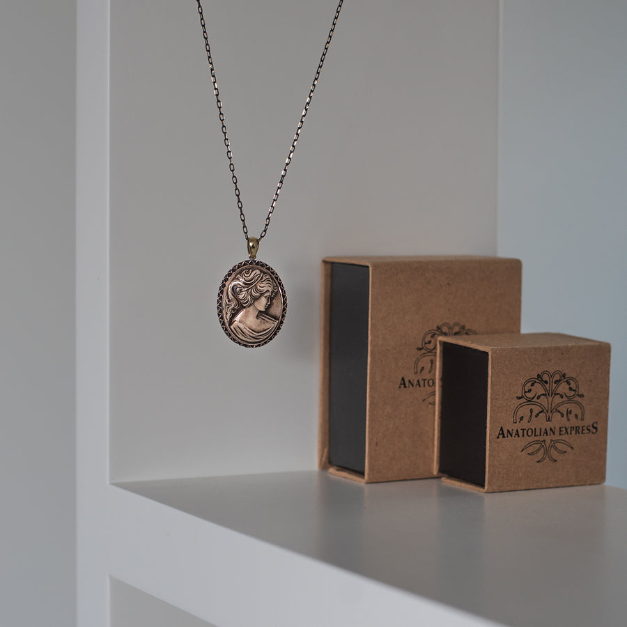 Hellegance Gray Necklace | Porterist