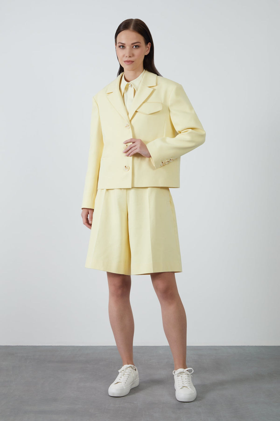 Box Form Yellow Jacket With Pocket Flap Sponge Detail