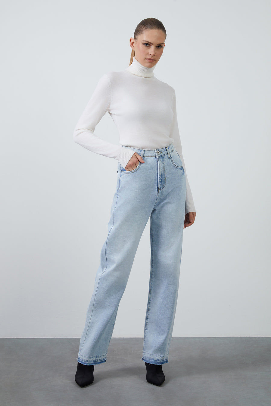 Basic Straight Jean Trousers With Accessory Buckle Detail