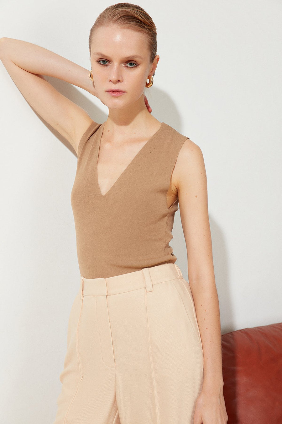 Camel V - neck Sleeveless Knit Blouse | Porterist