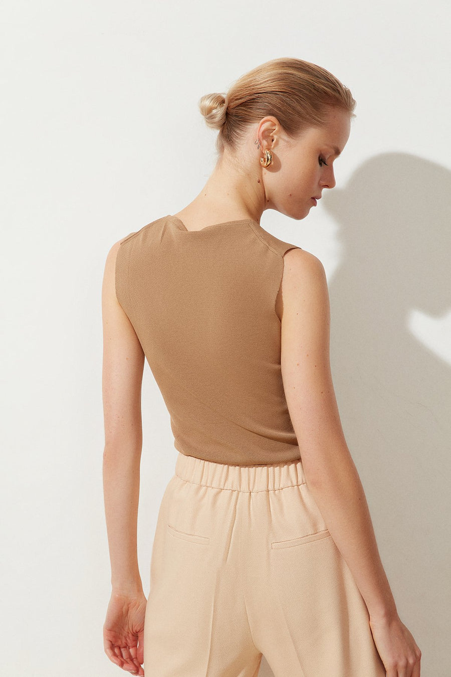 Camel V - neck Sleeveless Knit Blouse | Porterist